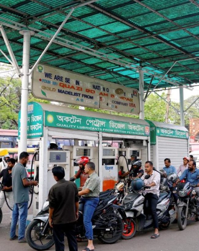 बांग्लादेश में भी बढ़ा दबाव