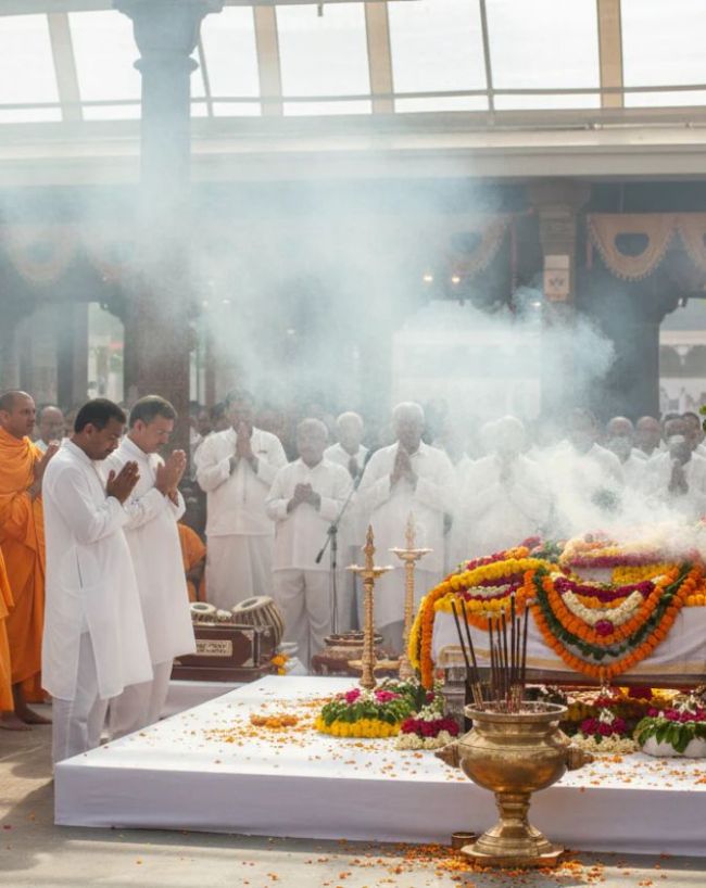 सिर्फ हिंदू धर्म में ही सफेद कपड़े पहने जाते हैं?