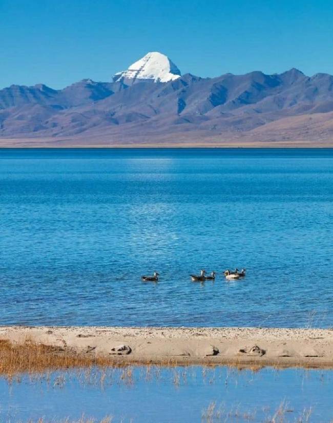 दो झीलें, दो विपरीत स्वभाव