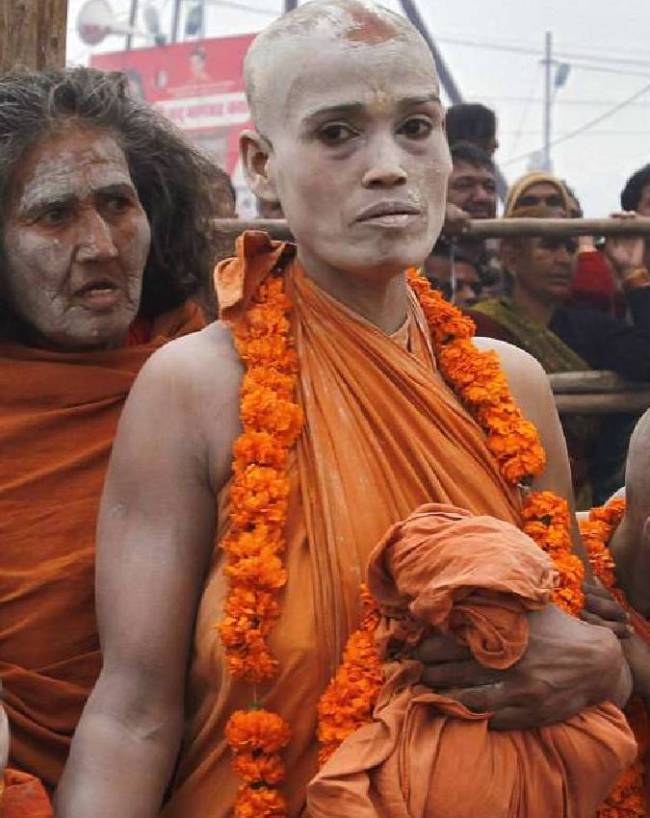 हाथों से खींचकर हटाए जाते हैं बाल