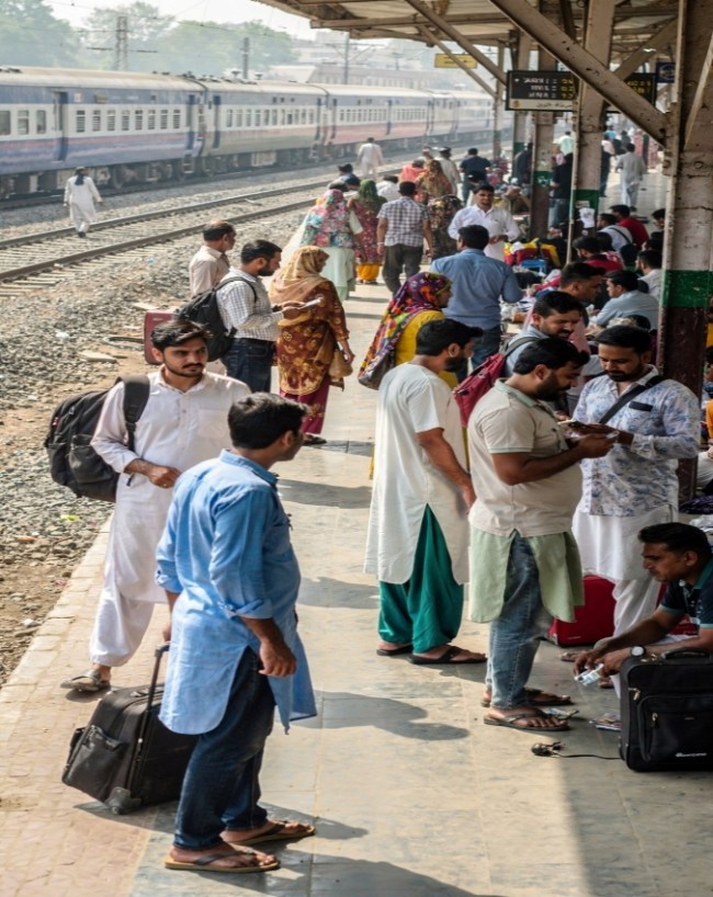 स्मार्टफोन यूजर्स के लिए उपलब्ध