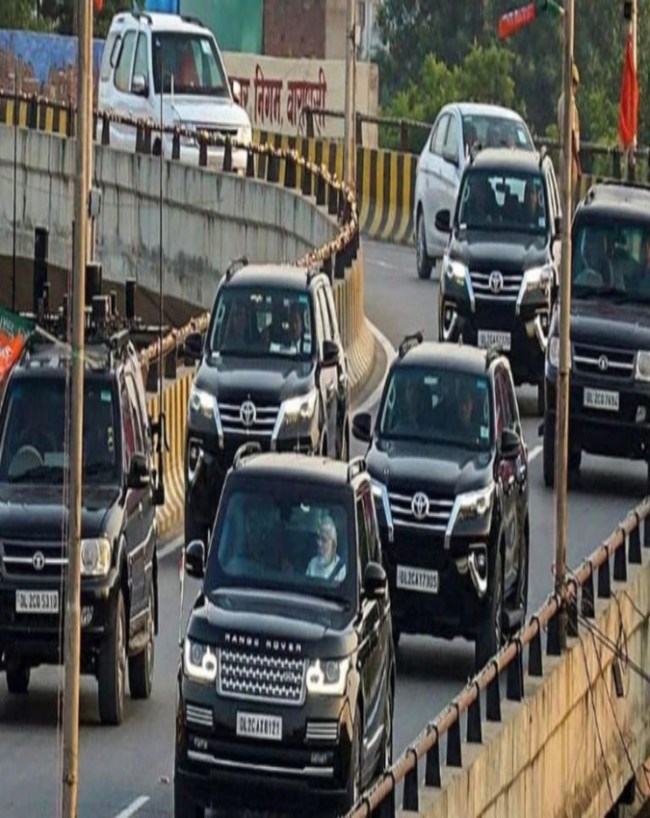 पीएम और अन्य मंत्रियों ने भी कम की काफिले की गाड़ियां