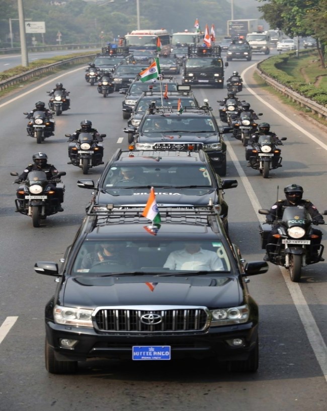 पीएम का काफिला अभेद्य गाड़ियों का है किला