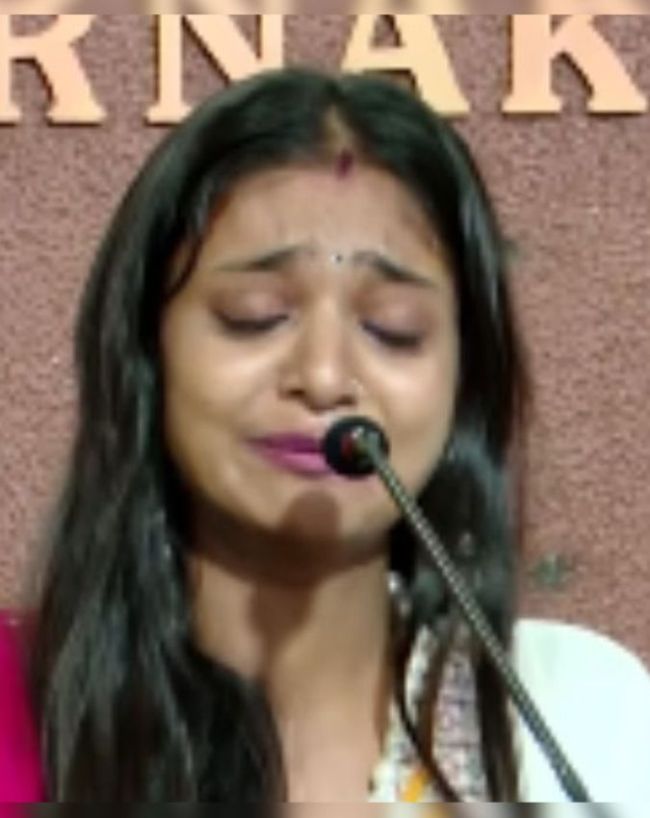 गलत ढंग से छूने के लगाए आरोप