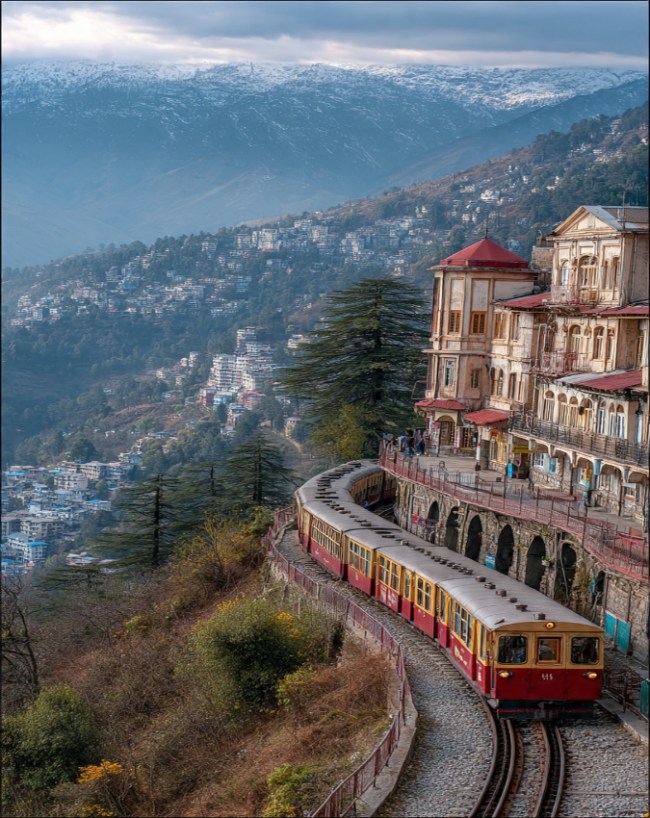 पहाड़ी नजारे और शांत वातावरण 