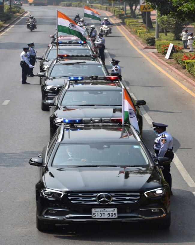संसद दौरे पर छोटा कारकेड