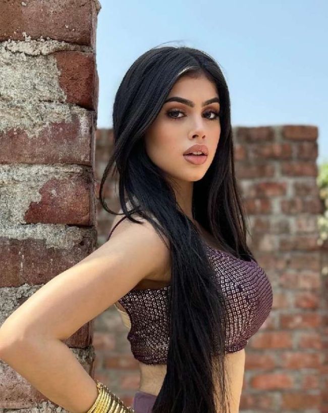 रीवा अरोड़ा की उम्र से जुड़ा विवाद