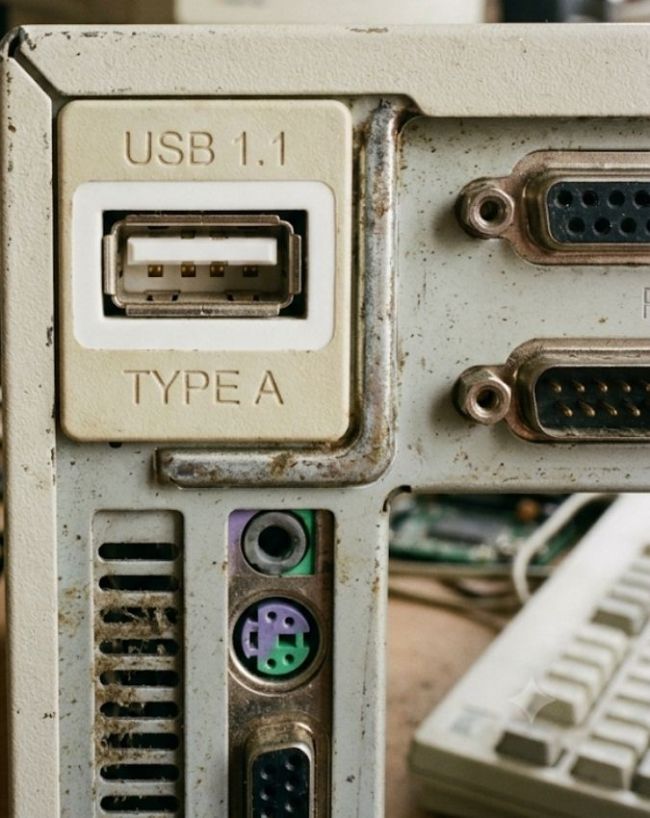 सफेद रंग वाले USB पोर्ट का मतलब