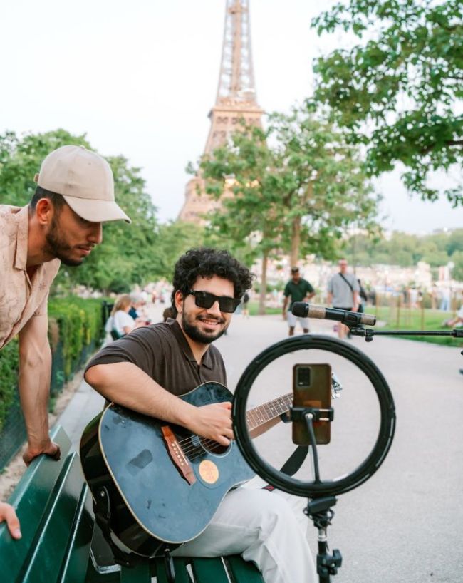  एक साथ स्पॉट होना
