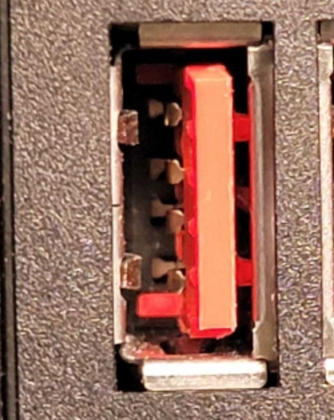 लाल USB पोर्ट की खासियत क्या है?