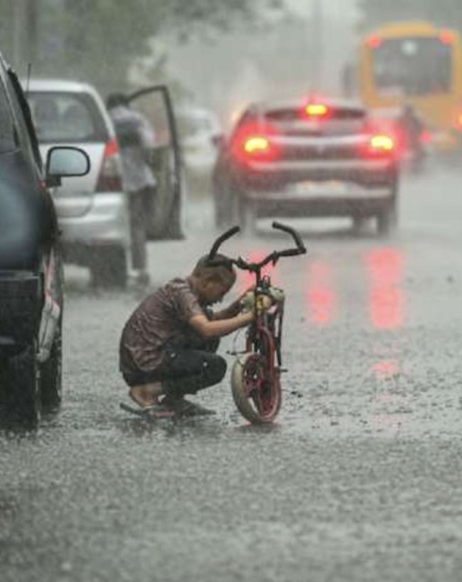 दिल्ली-NCR में भारी बारिश और तेज हवाएं