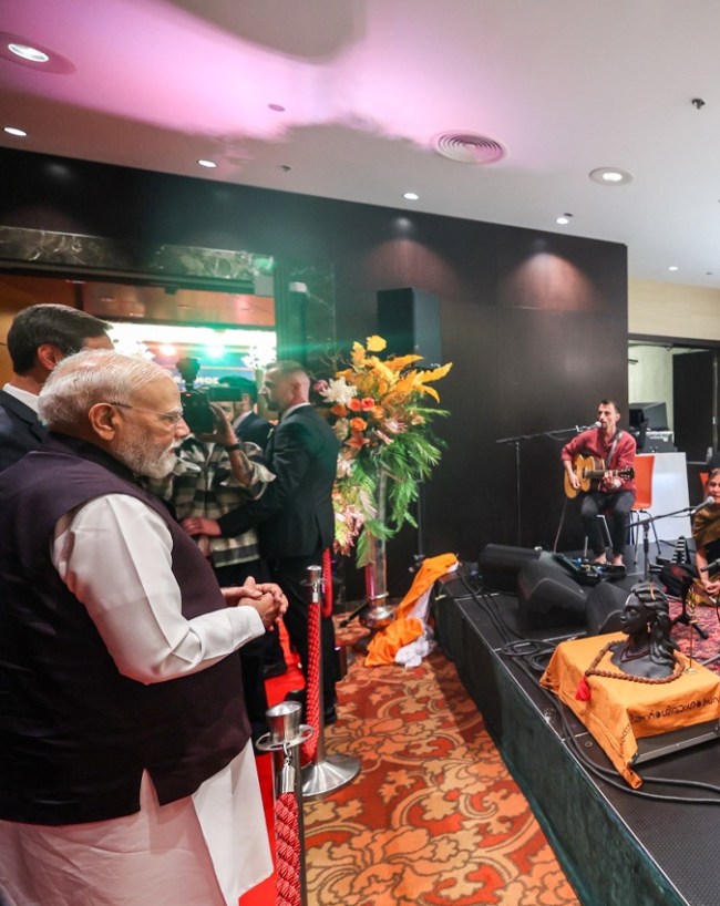 ब्रेड और नमक भेंट कर किया पीएम मोदी का स्वागत