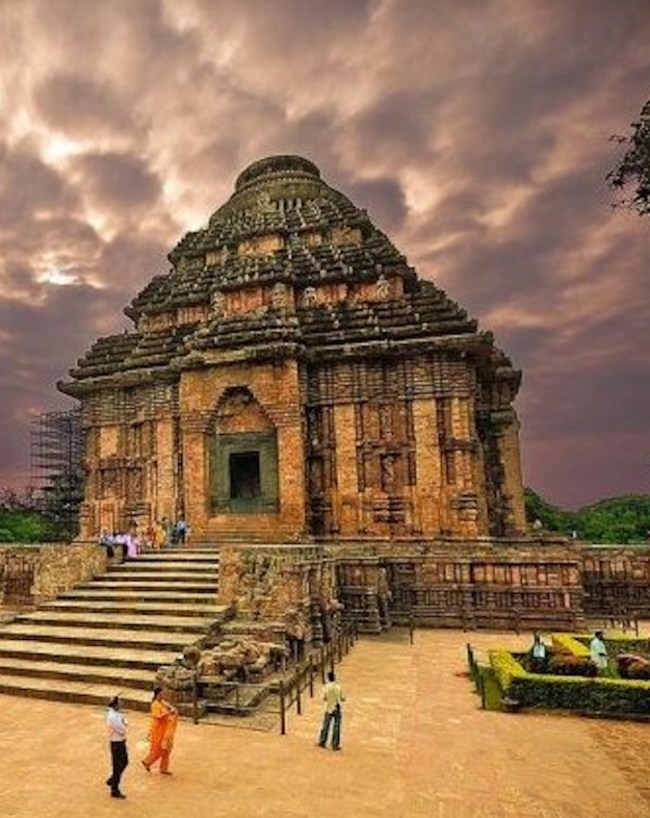 कोणार्क सूर्योदय मंदिर (ओड़िशा)