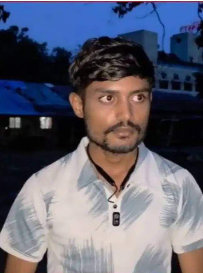सिया ने चुपके से बैग से कुछ निकाला