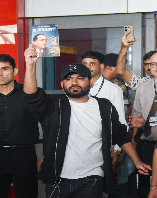 तीन साल तक AAP से जुड़े रहे अभिजीत 