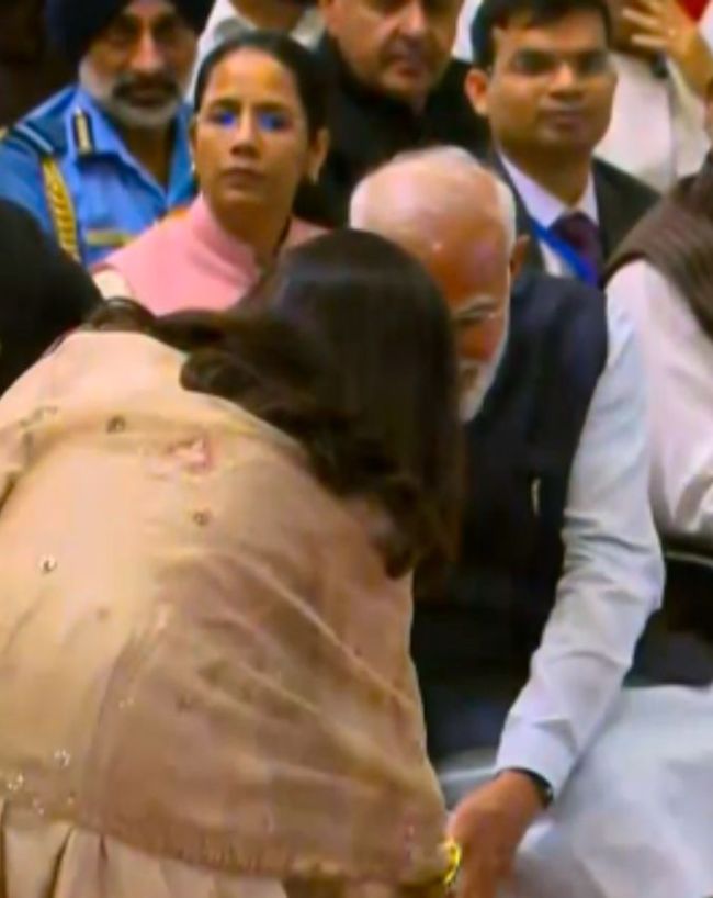 सिंगर ने पीएम मोदी के छूए पैर