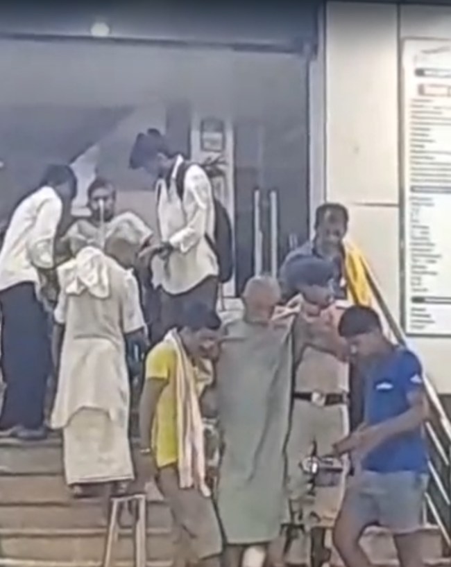 मरीजों के परिजनों में है आक्रोश