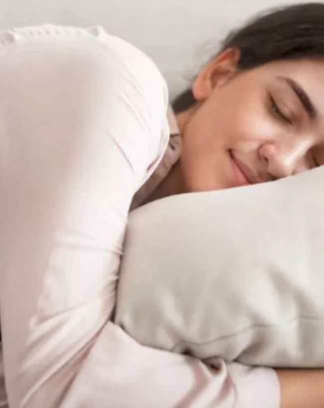 क्या दो तकियों के साथ सोना आपकी गर्दन के लिए बुरा है?