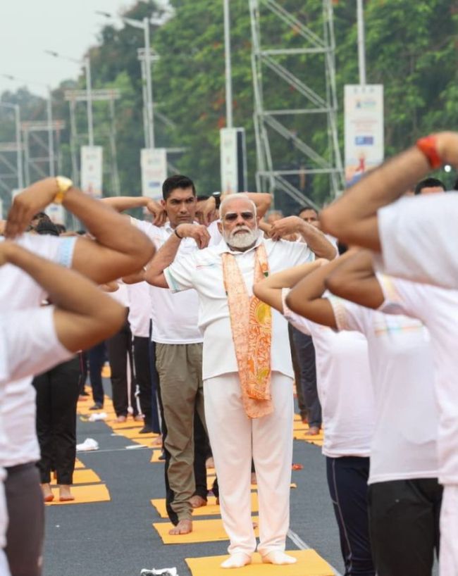 कोलकाता में पीएम मोदी ने किया योग