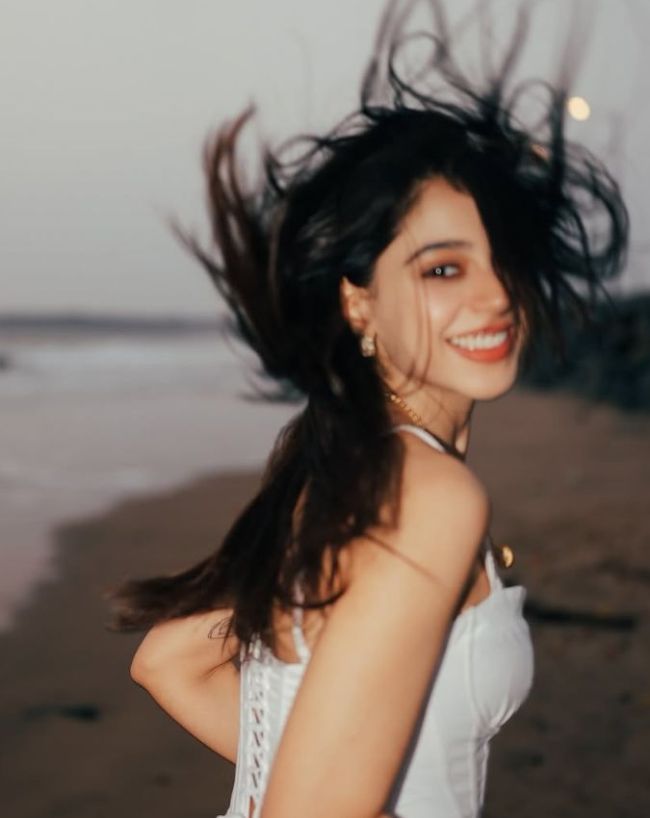 नीति टेलर ने किया रिवील