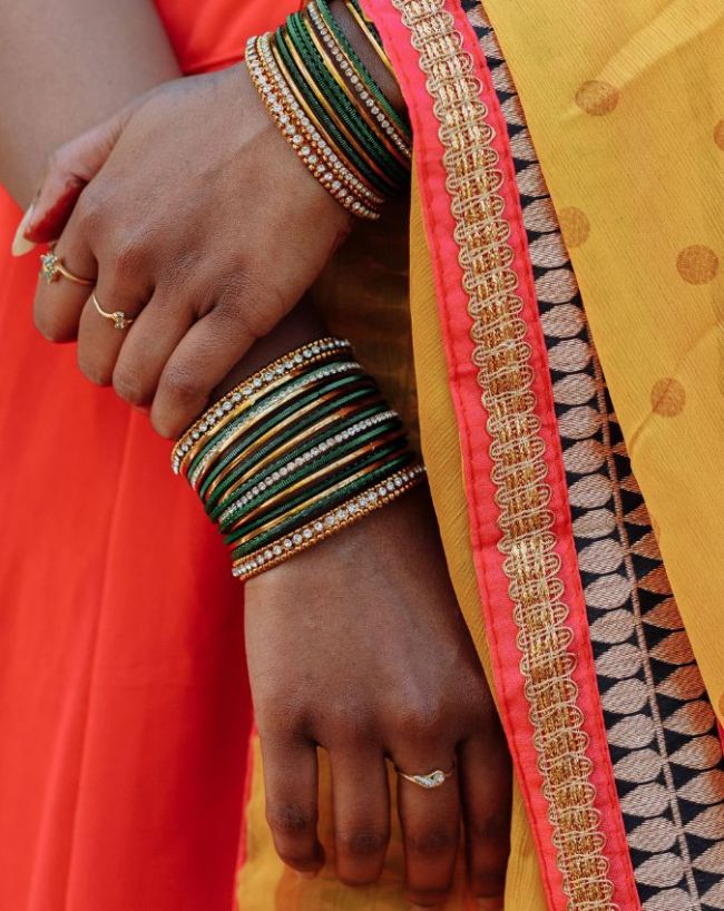 ग्रीन ग्लास बैंगल्स और गोल्ड कंगन 
