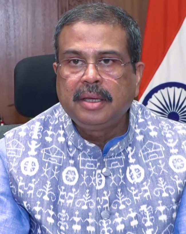 कहां से की ग्रेजएशन और मास्ट्रर
