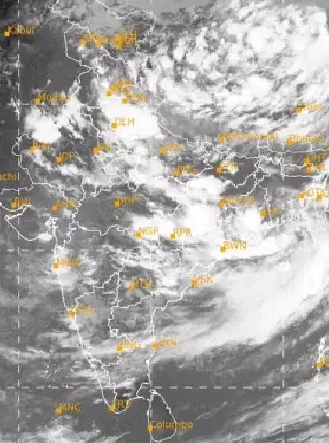 1500KM लंबे घने बरसाती बादल मंडराए