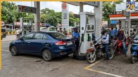 Fuel Rate Today: अंतरराष्‍ट्रीय बाजार में कच्‍चे तेल के भाव में आज एक बार फ‍िर ग‍िरावट का रुख देखने का म‍िल रहा है. कच्‍चे तेल की कीमतें भारत में पेट्रोल डीजल के भाव को प्रभाव‍ित करती हैं. कल 27 जुलाई को करीब 6 फीसदी सस्‍ता होने के बाद आज कच्‍चे तेल का दाम 1 प्रत‍िशत तक और ग‍िर गया है.