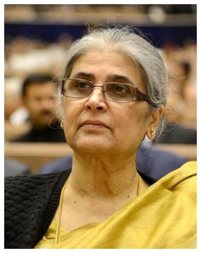 कौन कर रहा है समीक्षा?