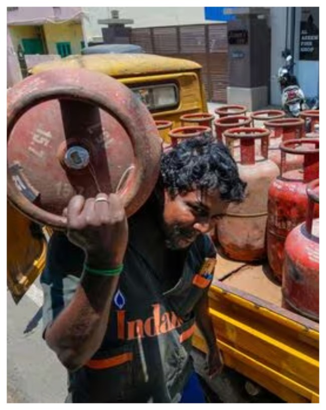 क‍ितने में हो रही है गैस स‍िलेंडर की बुक‍िंग 
