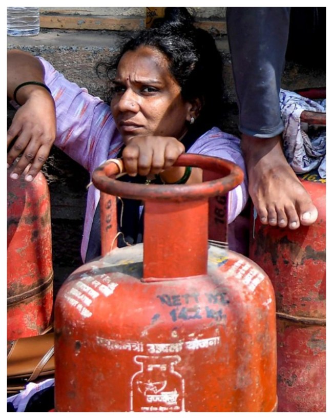 चंडीगढ़ में और नवाबों के शहर लखनऊ में गैस की कीमत
