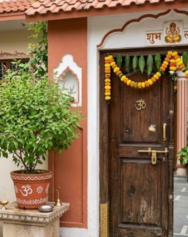 मुख्य दरवाजे के ठीक सामने