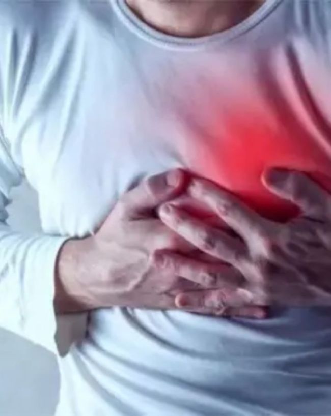 सीने में दर्द या दबाव महसूस होना 