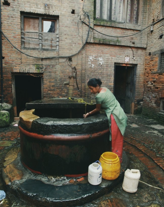 बाथरूम और बाल्टी का पानी